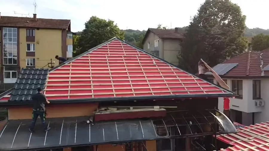 Montaj țiglă metalică antracit, casă în construcție alăturată