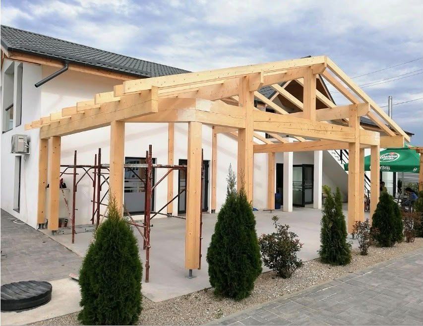 Structură din lemn masiv pentru o terasă acoperită